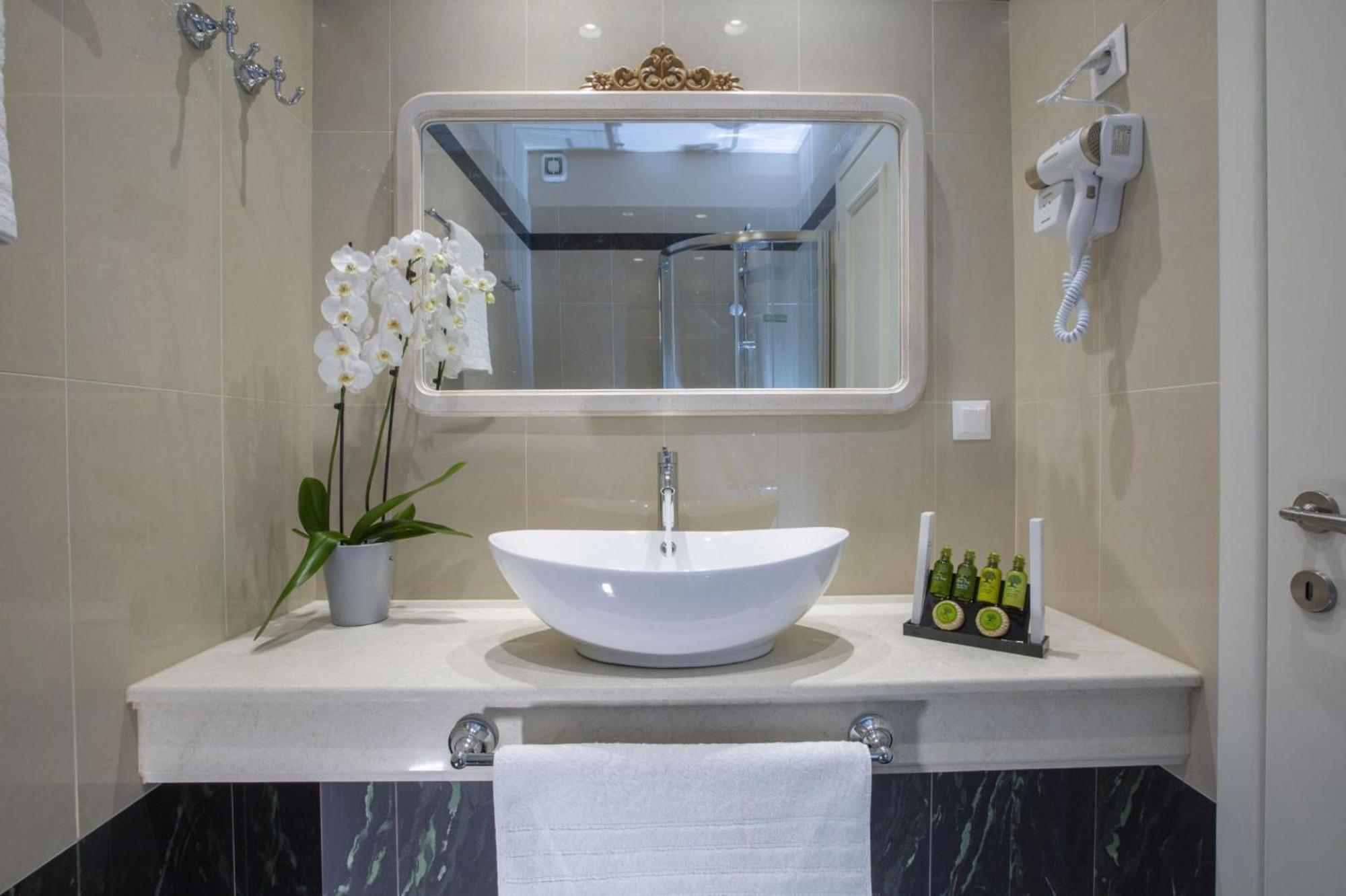 Vk Luxury Suites - Private Parking - Adults Only 니드리 외부 사진